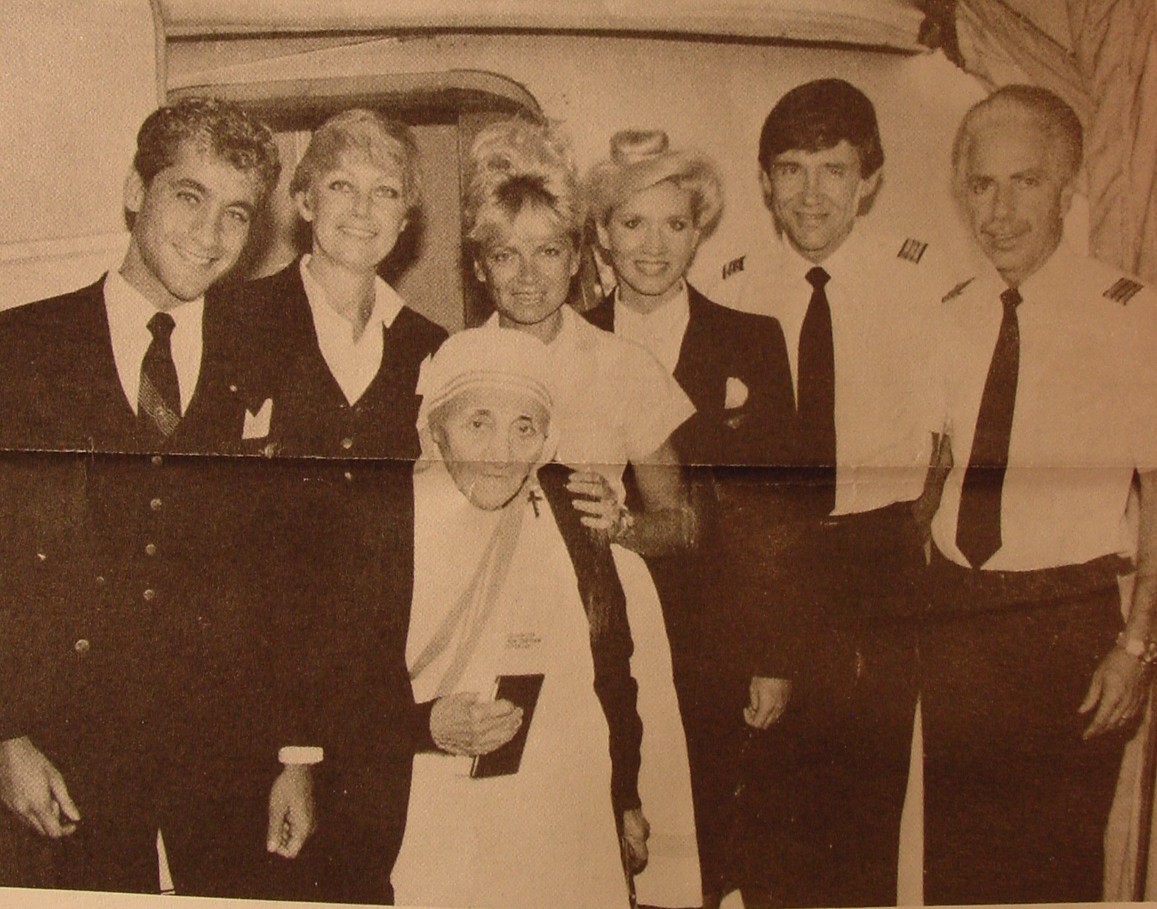 1980s Mother Theresa poses with a Pan Am crew in the doorway of a Pan Am Boeing 727.